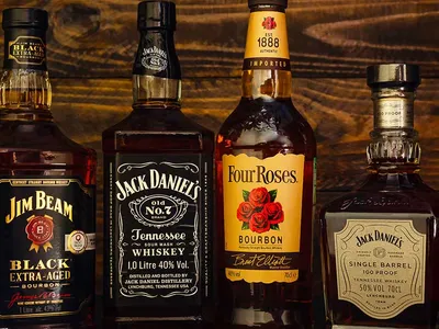 ウイスキーとバーボンの決定的な違い: 特徴、メリット、デメリットを徹底解説
