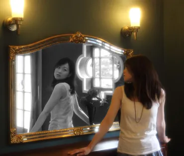 鏡の中の自分の顔と他人の視線の違い