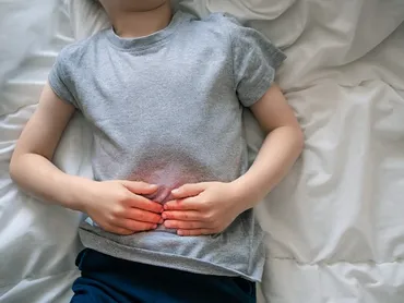 子どものおへその周りの腹痛: 考えられる原因と対処法を医師が解説