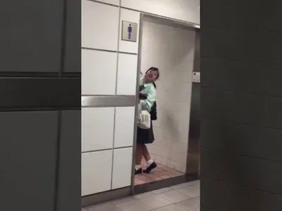 【大炎上】女子高生が男子トイレに侵入し◯◯する動画を投稿して、大炎上ｗｗｗ女子高生やりすぎ。。。