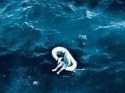 【衝撃】1961年に海で発見された少女…生き延びた少女が語った真相が怖すぎる…