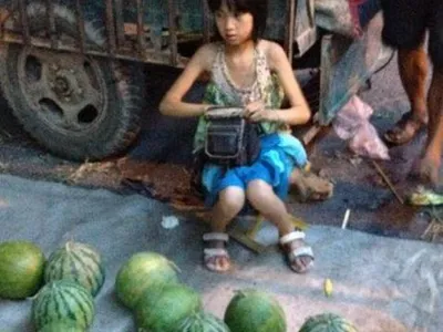 【閲覧注意】さすが中国！？中国の小学生女子が路上で売る「スイカ」が色々ヤバすぎる・・・