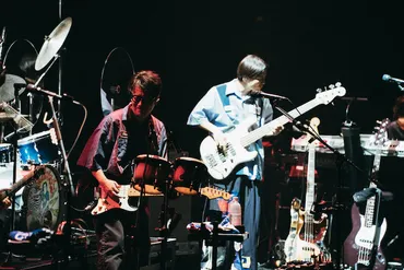 くるり、バンドとしての充実を示したグルーヴ ライブハウスツアー・ホールツアーを締めくくる人見記念講堂公演レポ 