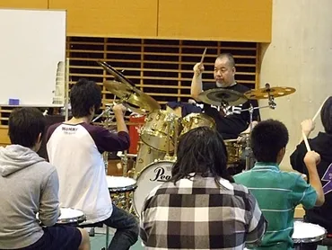 つのだ☆ひろさん、音楽教室でドラムさばきを徹底指導－石垣で初 