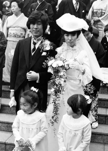 1976年、松任谷正隆（左）と結婚式を挙げた荒井由実（当時）― スポニチ Sponichi Annex 芸能
