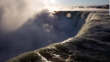 ナイアガラ最大の滝から男性転落、命に別条なし カナダ 