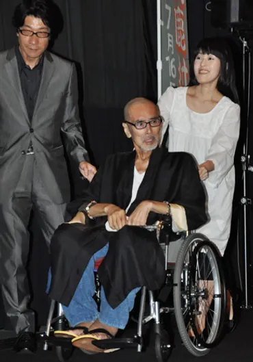 主演作『大鹿村騒動記』の舞台挨拶に、病気闘病中の原田芳雄が車イスで登場