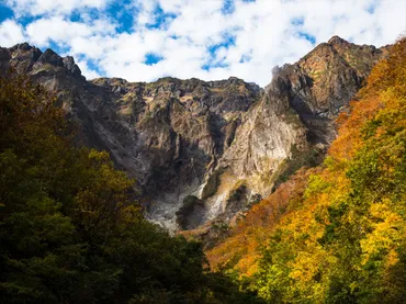 一ノ倉沢の岩壁を望む 紅葉最盛期の谷川岳山麓の沢巡り