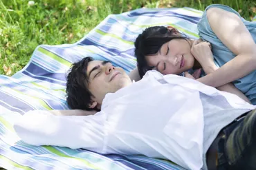 添い寝をしてくる男性心理とは?彼を胸キュンさせる添い寝テクを大公開