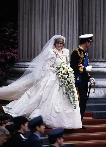 ダイアナ元妃のウエディングドレスのすべて:ドレスが80年代をどう定義したか