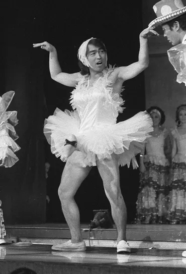 1977年、ザ・ドリフターズの正月公演でパフォーマンスを披露する志村けん― スポニチ Sponichi Annex 芸能