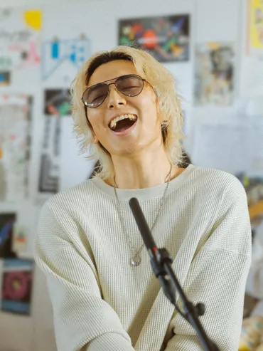 藤井風が、全世界にブームを巻き起こした音楽コンテンツ『tiny desk concerts』の日本版に登場 – THE FIRST TIMES