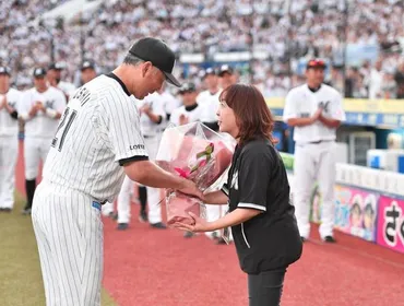 ロッテ 谷保恵美さんが涙の゛ラストアナウンス゛試合後にはサプライズセレモニー 場内に盛大な「谷保コール」/野球/デイリースポーツ online