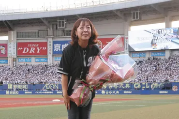 アナウンス業務を引退する谷保恵美さんにサプライズ、グラウンドで花たば受けとり涙【ロッテ】:中日スポーツ・東京中日スポーツ