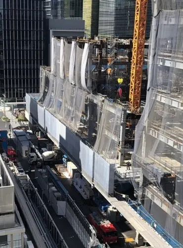 鉄骨落下、作業員2人死亡 東京駅近く、つり下げ中―現場検証し原因究明へ・警視庁:時事ドットコム