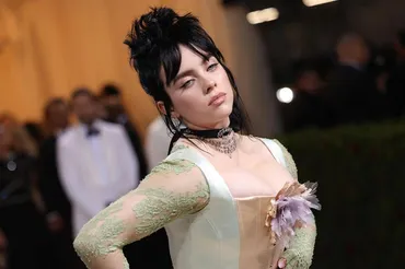 ビリー・アイリッシュ「男子も女子も好き」性的指向について認めるも「放っておいて」