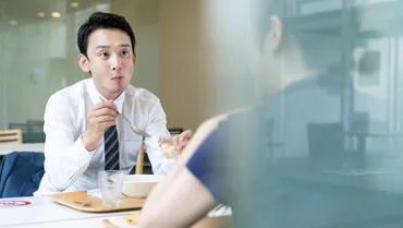 会社の先輩は後輩に食事を奢るのが普通？いい先輩いい後輩のマナーとは 