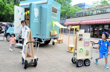 小さく身軽な「自動車図書館」移動式ディスプレーにベンチも 名古屋 愛知県：朝日新聞デジタル