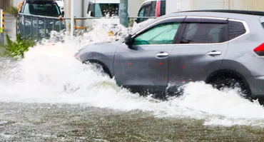 水害時の車の対策方法：浸水から愛車を守るための実践ガイド