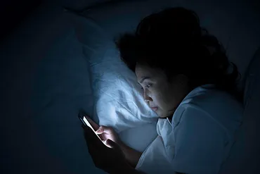 スマホのブルーライトをカットすれば、睡眠の質は改善するの？ 