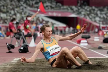 話題のカザフ美人旗手リパコワが予選敗退 三段跳びロンドン五輪女王は笑顔で終了 