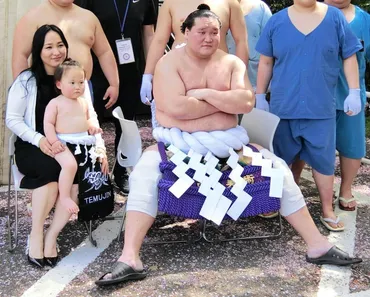 衝撃！照ノ富士の長男、照務甚くん１歳４カ月で１７キロ ファン驚き「うちの子の倍」「目元パパそっくり」ドルジハンド夫人の膝の上で凜々しい表情/スポーツ/デイリースポーツ  online