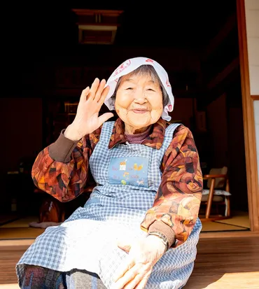 103歳、尾道での一人暮らし。デイサービスで元気に歌い、お昼にはラーメン。慣れない全自動洗濯機を1日おきに動かして 『102歳、一人暮らし。哲代 おばあちゃんの心も体もさびない生き方』