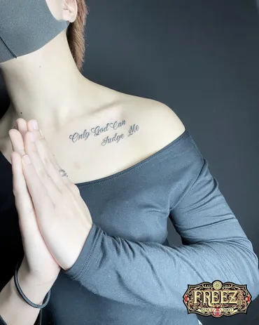 鎖骨下にOnly God Can Judge Meのレタリングタトゥーtattoo【千葉幕張刺青irezumi】 