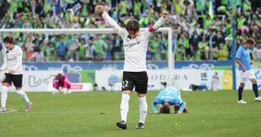 降格濃厚゛横浜FCの選手は崩れ落ち…「残酷な裏天王山」でJ1残留を決めた勝者・湘南ベルマーレの猛省「毎年同じことを繰り返していたら…」 