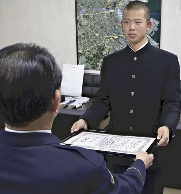 横浜高の２年生捕手、部活帰りに血を流し座り込んだ男性を見かけ保護…警察官来るまで守り続ける（2025年1月15日）