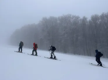 岩木山バックカントリーは危険？ スキー場から登るツアーの魅力と雪崩事故の真相とは！？