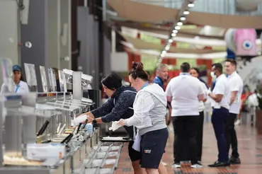 パリ五輪選手村でまさかの゛食料不足゛が発覚 英委員会が指摘「生肉が提供されて…」選手は弁当生活 