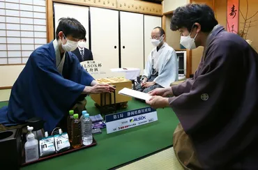 藤井聡太~歳の将棋を゛歴代名人゛はどう絶賛したか「藤井さんは特別な才能を」「羽生さんも藤井さんも歳ですでに…」(/)