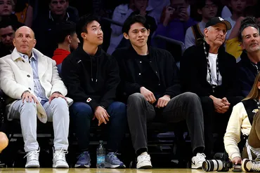 】佐々木朗希が八村塁と一緒に゛ポーズ゛披露゛キング゛レブロン・ジェームズと言葉を交わし、握手もレイカーズ戦を生観戦()