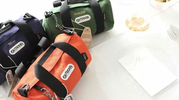 アウトドアプロダクツ×マヌとのコラボ。オリジナリティ溢れる刺繍入りバッグは、ハレの日のギフトに最適!