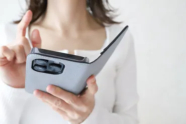 ダサい!」「非効率!」若者世代から散々な言われようの「手帳型スマホケース」それでも使い続ける人たちにその理由を聞いてみた