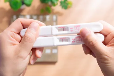 妊娠検査薬はいつから使える?使用時の心得や妊娠初期の症状も解説