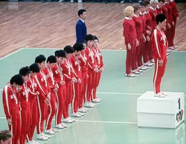 バレーボール女子決勝で宿敵ソ連(奥)を破り、…:1964年東京五輪写真特集:時事ドットコム