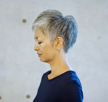 グレイヘアへの道、あなたも挑戦してみない？グレイヘアの魅力と移行方法、徹底解説！白髪染めよ、さようなら！自分らしい髪色、グレイヘアで輝こう。