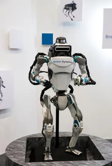 年には市場規模は兆円に…最新の人型ロボット体