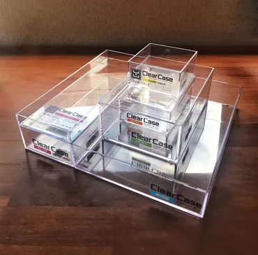 セリア】ごちゃつく小物がスッキリする上、部屋の質感がアップ!「均透明ケース」がスゴイ