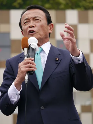 麻生太郎と千賀子夫人の軌跡：政界と華麗なる結婚生活とは？政界を彩る夫婦の絆と、時代を超越したファッション