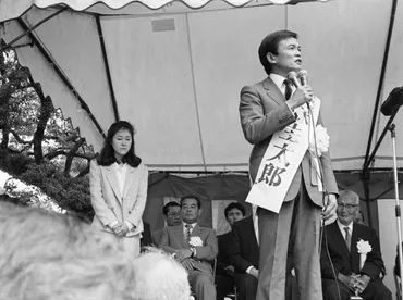 衆参同時選挙。千賀子夫人（左奥）とともに有権者に…：麻生太郎元首相 写真特集：時事ドットコム