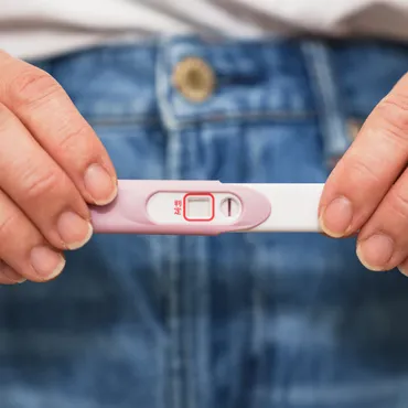 医師監修】妊娠検査薬はいつから使える？反応する仕組み・精度・使い方なども幅広く解説！ 