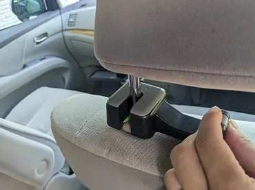 DAISO（ダイソー）】車でお出かけの必需品！一体化した「フックとスマホホルダー」で後部座席が快適に！ 