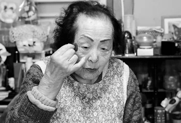 102歳の化粧品販売員・堀野智子さん「お化粧は365日、しない日はない。茶の間で、テレビを観ながらスキンケアとフルメイクから一日が始まる」  【ルポ】驚きの若さに迫る＜４＞