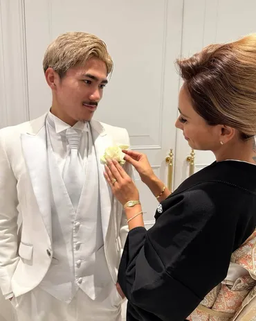 4度の離婚歴…41歳モデル母、Jリーガーの息子の結婚式で〝ハグショット〟に反響「写真見ただけで泣ける」「ママ、美しすぎ」「強い絆感じる」:「おっ!」でつながる地元密着のスポーツ応援メディア 西スポWEB OTTO!