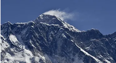 温暖化の加速で、エベレスト周辺の雪や氷河の融解加速。遭難した登山者の遺体発見が増加。ほぼ半世紀前の死亡者も発見(CNN)