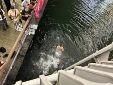 阪神優勝、直後に2人が道頓堀川へダイブ 警察官に引き上げられ「大変危険」と警告