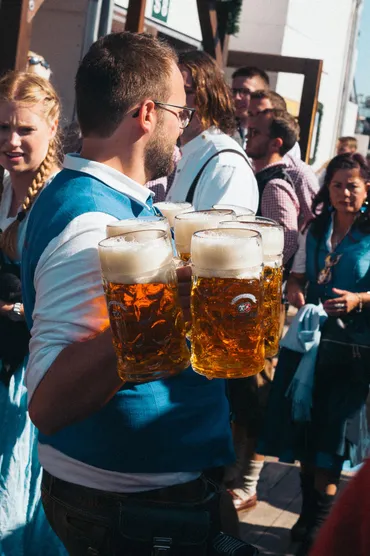 オクトーバーフェストってどんなお祭り？ビールとグルメ、日本の開催事情もご紹介！ドイツ発祥！ビール好きにはたまらない、オクトーバーフェストの魅力